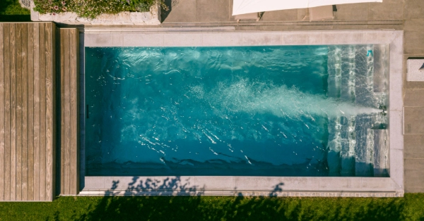 Edelstahlpool mit Gegenstromanlage in einem Biotop Living Pool