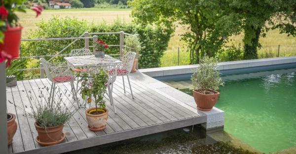 Holzterrasse Kebony Clear an einem Schwimmteich