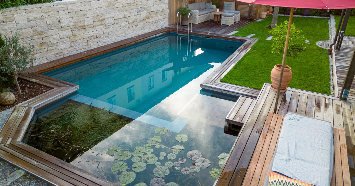 Ein Schwimmteich in Rosenheim mit einem gemauerten Becken und blaugrauer Folie