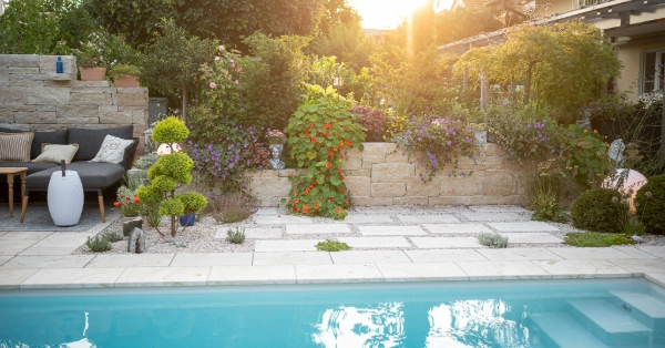 Poolanlage mit Bepflanzung in einem kleinen Garten