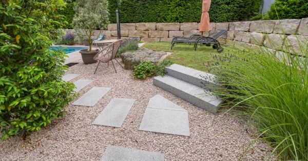 Naturstein Mauer aus Jurablöcken, und Trittplatten aus Granit