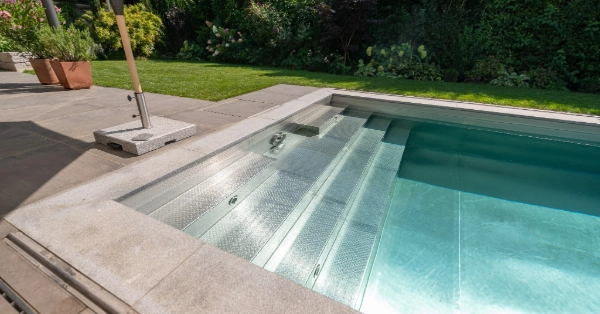 Edelstahlpool mit Biotop Living Pool Technik mit Einstiegstreppe