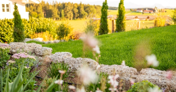 Natursteinarbeiten mit Bepflanzung und Bewässerung 