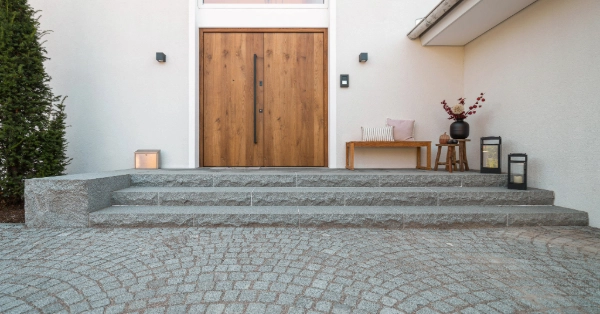 Modernen Haustüreneingang mit Granitblockstufen grau Vorderkante gebrochen