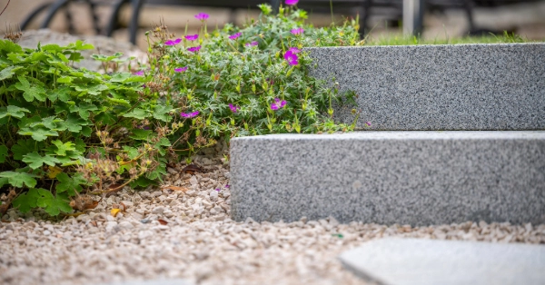 Granit Blockstufen mit Bepflanzung für einen kleinen Höhenausgleich