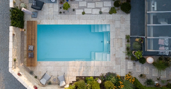 Sicht von Oben auf einen Pool Linea von Leidenfrost mit Gartenanlage