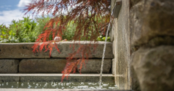 Kleiner Wasserfall an einem Wasserbecken