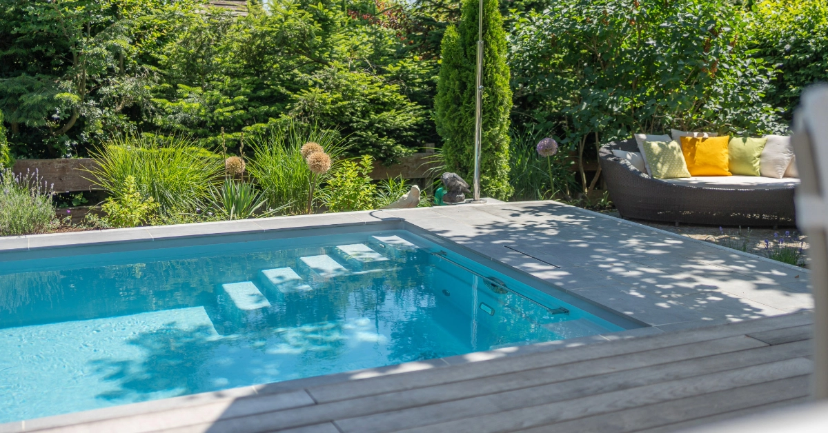 Poolanlage mit Garten, Terrasse mit Keramik und Bepflanzung am Pool