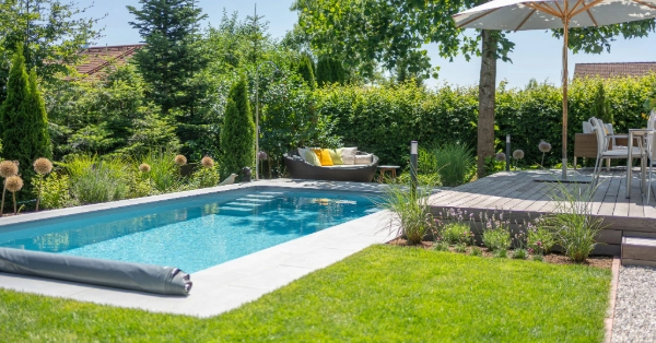 Komplettanlage mit Pool und Garten mit einer Holzterrasse